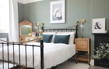 Шалфейно-зеленая спальня — обязательный цвет для вас в этом году